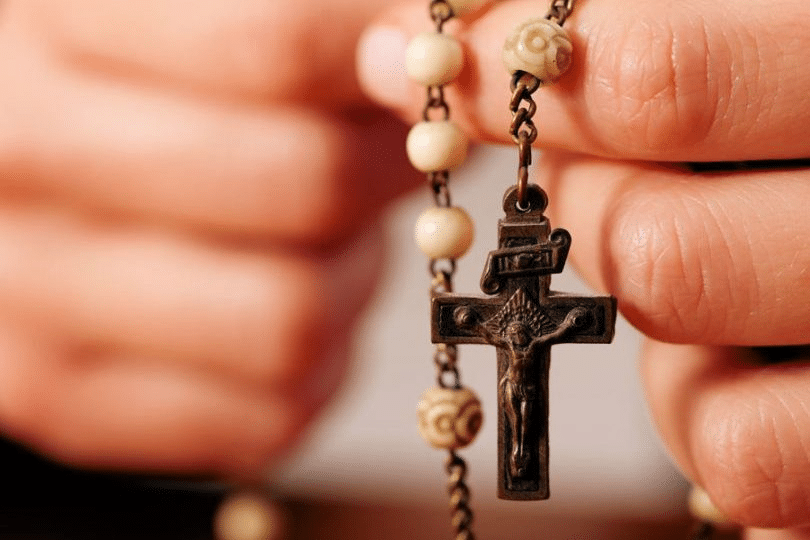 Aplicaciones para rezar el rosario en tu móvil